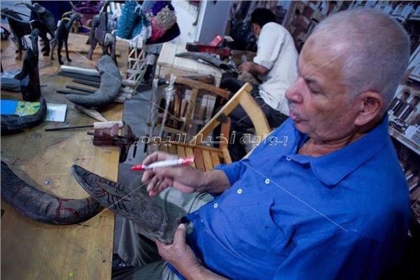 عبدالله 50 عاما في صناعة قرون الجاموس