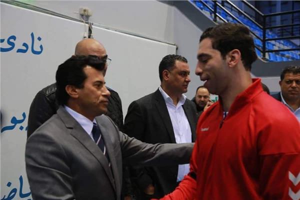 وزير الرياضة يجري اتصالا هاتفيا ببعثة منتخب اليد في الدنمارك