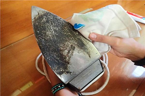 بالفيديو.. طريقة سحرية لتنظيف «المكواة»