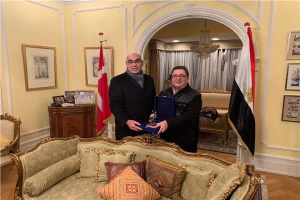 نصر يهدي سفير مصر بالدنمارك درع اتحاد اليد