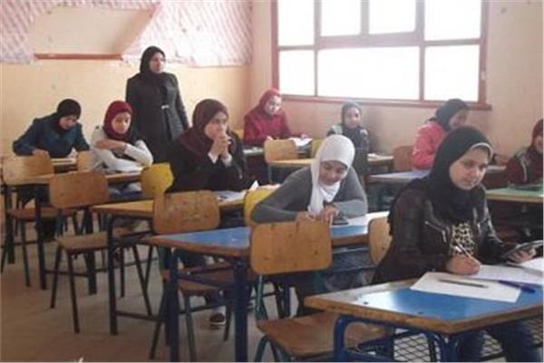 طلاب الصف الأول الثانوي