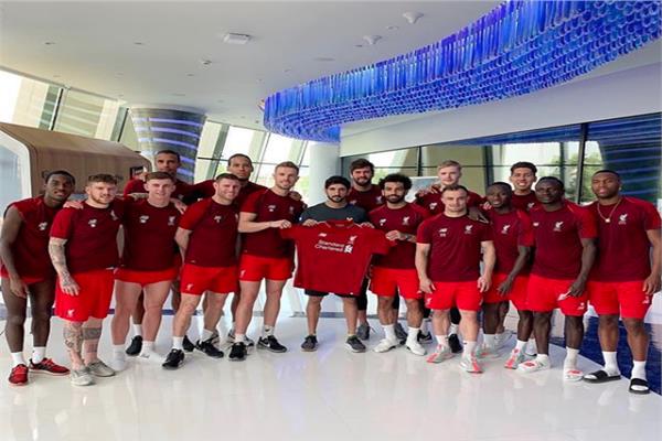 الشيخ حمدان مع لاعبي ليفربول