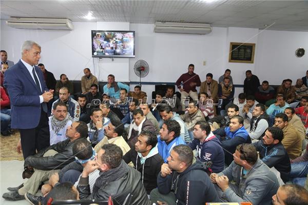 محافظ المنوفية يلتقي بعدد من العاملين بشركة مياه الشرب 