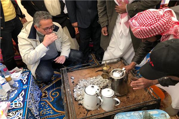 وزير الاثار يصعد قمة الجبل لزيارة معبد حتحور بسرابيط الخادم