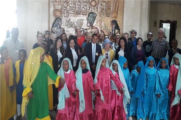 وفود سياحية تصل مطار أبو سمبل
