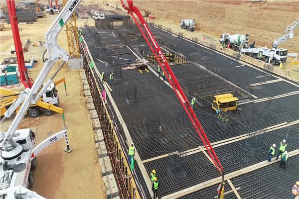 صب الخرسانة لأساسات برج «C02» بمنطقة الأعمال بالعاصمة الإدارية 