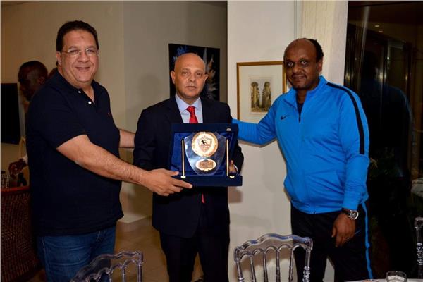 إسماعيل يوسف يسلم السفير المصري في أنجولا درع الزمالك