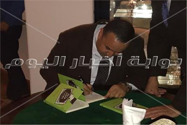  «وائل لطفي» يوقع كتابه «دعاة السوبر ماركت» 