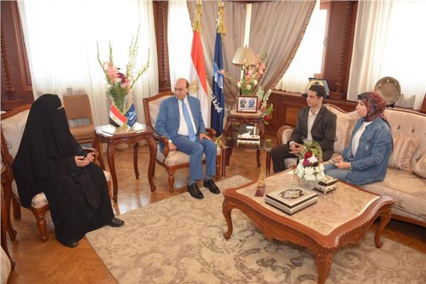 الفريق مهاب مميش والأم المثالية ونجلها ومحررة الأخبار 