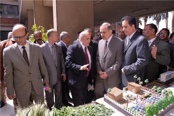 اللواء جمال نور الدين محافظ أسيوط في معرض كلية الزراعة