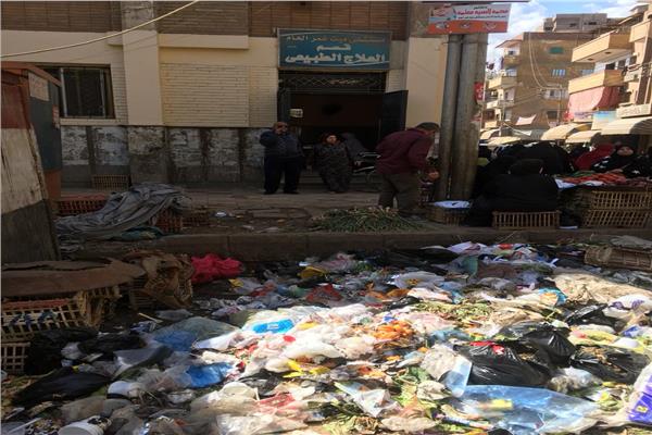 البيئة: رفع تراكم مخلفات من أمام مستشفى ميت غمر بالدقهلية