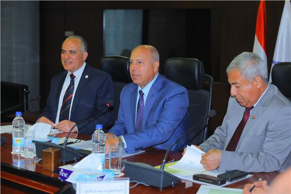 اجتماع موسع بوزارة النقل لوزراء الرى والنقل ومحافظ أسوان 