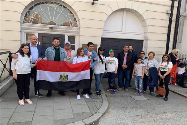 صورة من أمام السفارة بلندن