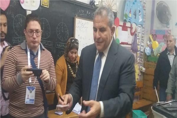 طاهر أبو زيد يدلي بصوته في الاستفتاء بالساحل