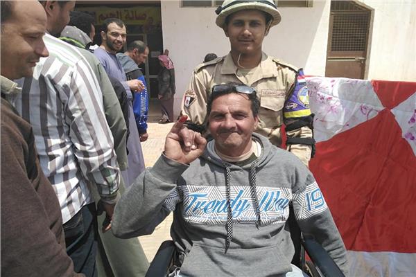 معاق يشارك في الاستفتاء ويوجه رسالة نارية لـ«حزب الكنبة»