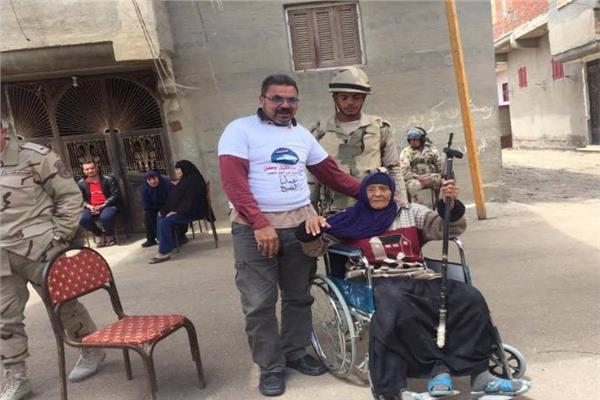 الحاجة وادى 78 سنة تشارك فى الاستفتاء على كرسى متحرك