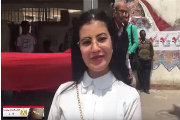  «ياحبيبتي يا مصر».. «نجاة» تطرب الناخبين أمام لجان مصر الجديدة