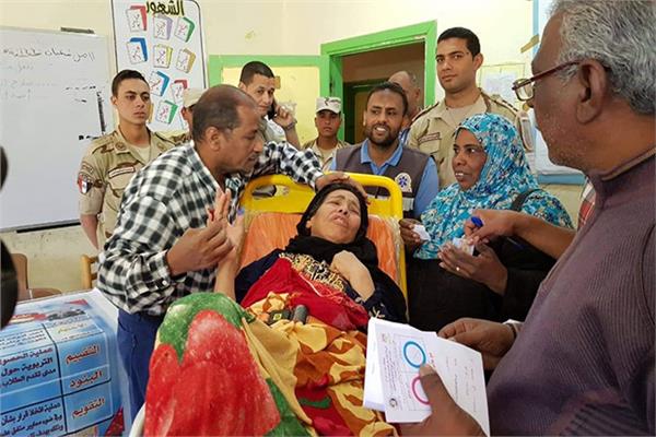 مسنة ومصابة بالشلل