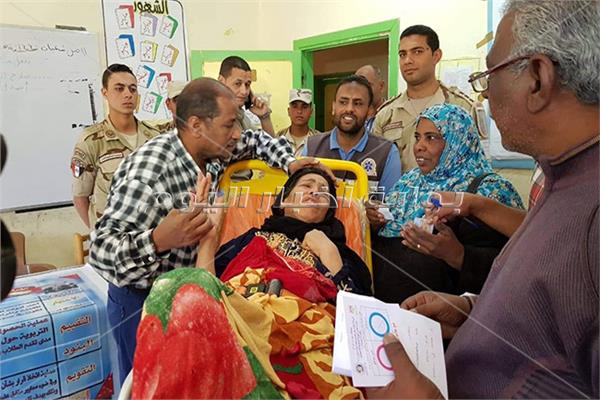 مسنة ومصابة بالشلل تصرعلى الأدلاء بصوتها وكيل وزارةالصحة