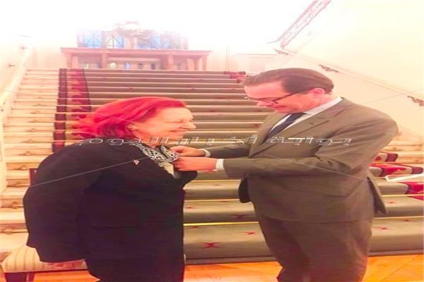 تكريم فرنسي للدكتورة نازلي معوض