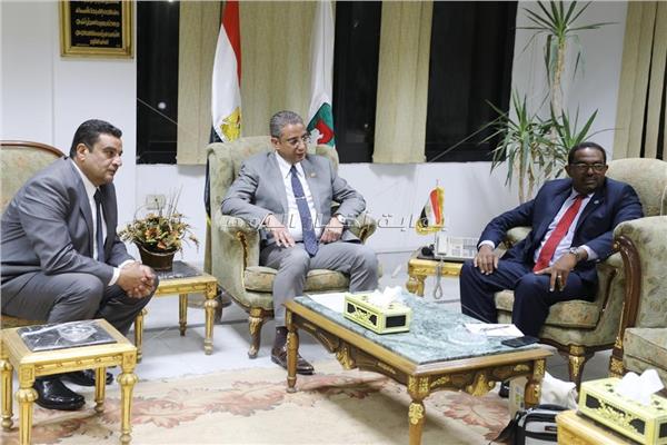 محافظ سوهاج اثناء استقباله ممثل الفاو