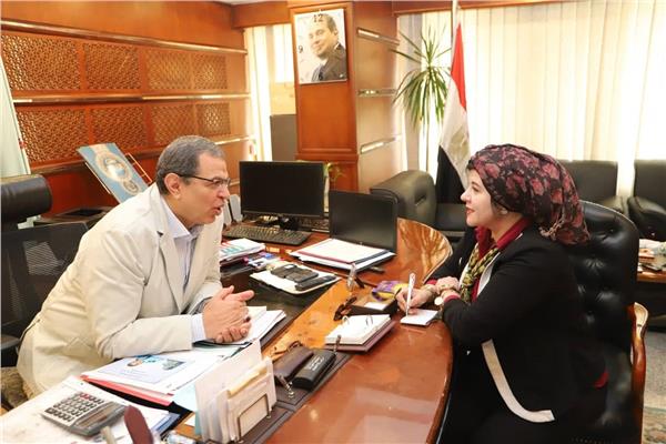 وزير القوى العاملة مع محررة بوابة أخبار اليوم