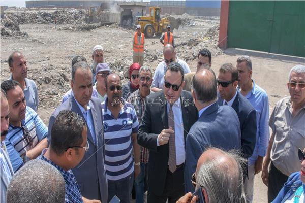 محافظ الإسكندرية خلال تفقده المحطة الوسيطة لنقل المخلفات بأم زغيو