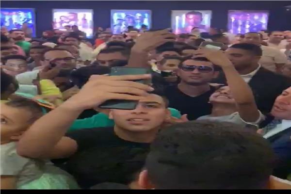 عمرو سعد داخل أحد السينمات