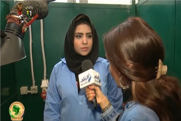 الطالبة ندى محمد تتدرب على اللحام بالإرجون والذى يلحم المعادن ببعضها بسرعة