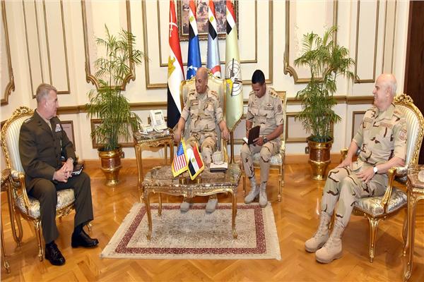 وزير الدفاع ورئيس الأركان يناقشان التعاون العسكري مع قائد القيادة المركزية الأمريكية