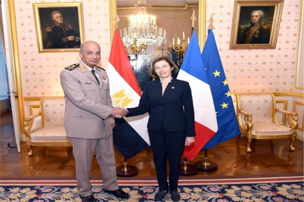 الفريق أول محمد زكي يعود إلى القاهرة بعد زيارته لفرنسا