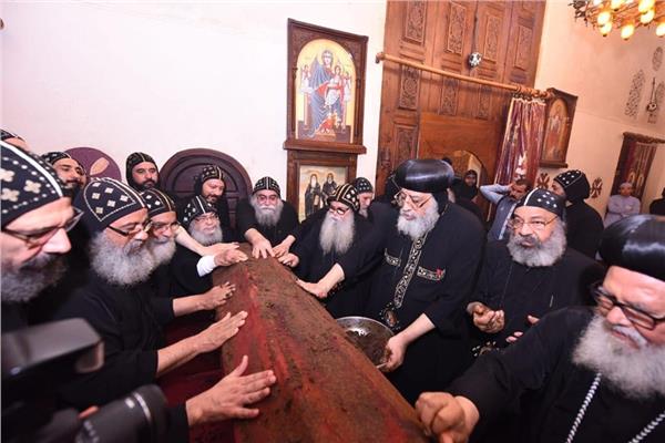 البابا تواضروس يطيب جسد الأنبا موسى الأسود والأنبا ايسيذوروس القس 