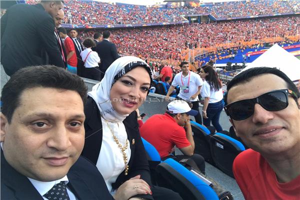 دينا الرفاعي ومحمد أبو الوفا مع الفنان إيهاب توفيق