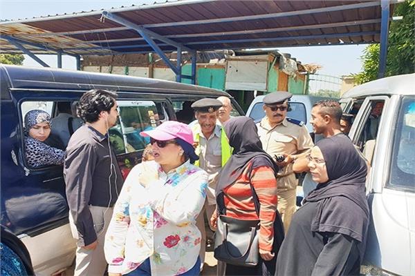 المزين تتفقد مواقف السرفيس للاطمئنان على الالتزام بالتعريفة الجديدة