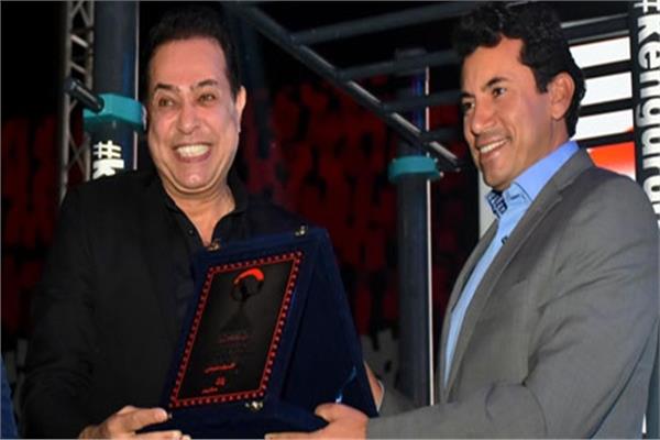 «وزير الرياضة» يكرم حكيم في احتفالية «خليك رياضي»