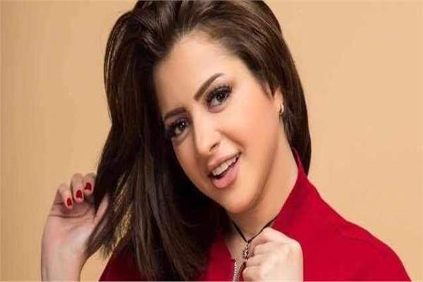  الفنانة الشابة منى فاروق