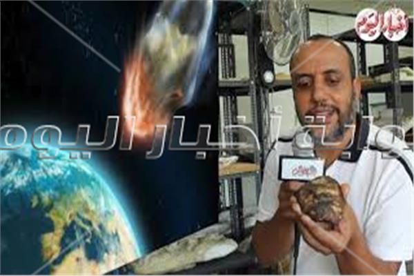 هشام سلام يستعرض قطعة من النيزك