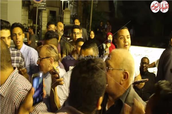 الجمهور يلتقط  الصور مع الفنان صلاح عبد الله  أمام عزاء والدة الفنانة يسرا