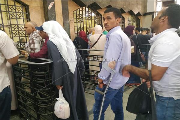 «زحمة وطوابير».. كيف قضى ركاب القطارات أخر ساعات حجز تذاكر العيد