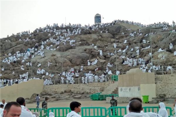 بالفيديو والصور ضيوف الرحمن يتضرعون إلى الله على جبل الرحمة بوابة أخبار اليوم الإلكترونية