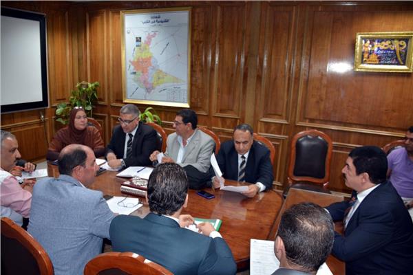 محافظ القليوبية يناقش مع إحدي الجمعيات الخيرية دعم مستعمرة الجزام بالخانكة