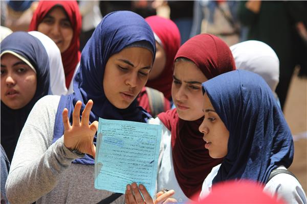 طالبات بالثانوية العامة