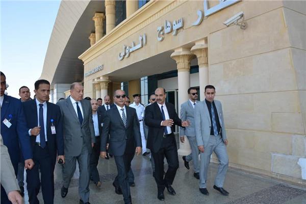 وزير الطيران يتفقد مطار سوهاج ويجتمع بالعاملين 