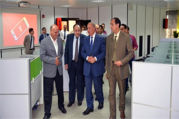 محافظ البحر الأحمر يتفقد غرفة الأخبار المدمجة 
