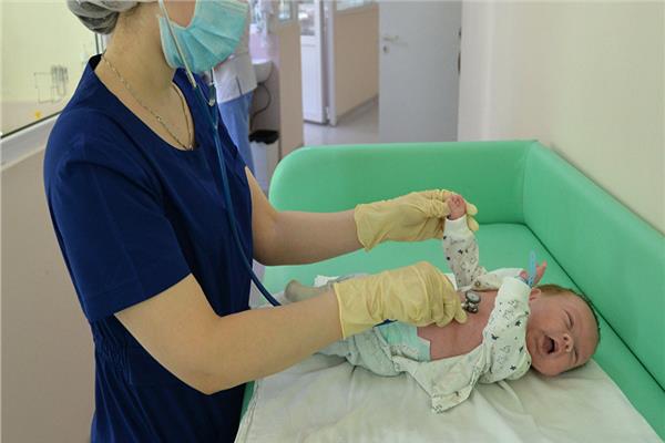 بالصور| فتاة تضع مولودها وهي في حالة غيبوبة 