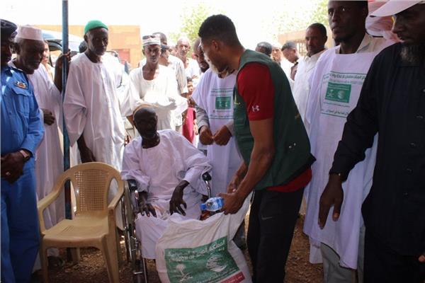 مركز الملك سلمان للإغاثة يدشن مشروع لتوزيع المساعدات الإنسانية بالسودان