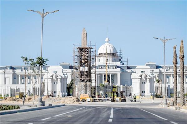 القصر الرئاسى بالعلمين الجديدة وأمامه المسلة الفرعونية
