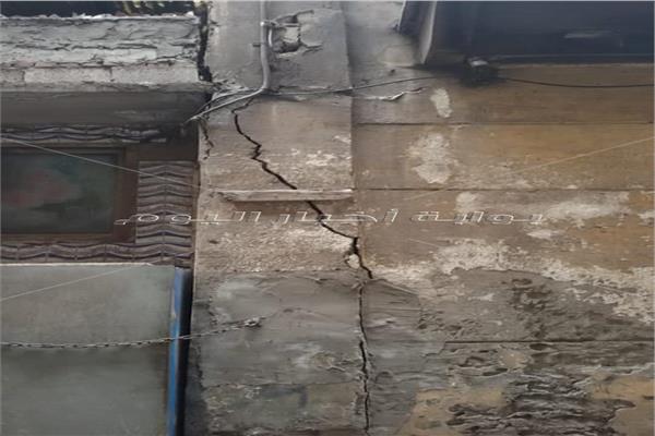 هبوط أرضي يتسبب في ميل عقار من 8 طوابق بالإسكندرية