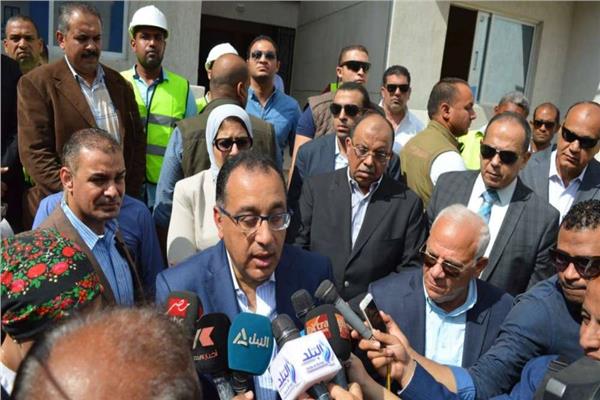 رئيس الوزراء خلال إحدى زياراته الميدانية