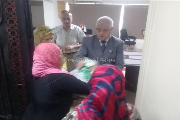 حي البساتين يوفر 50 حقيبة مساعدات إنسانية للفئات الأكثر احتياجًا